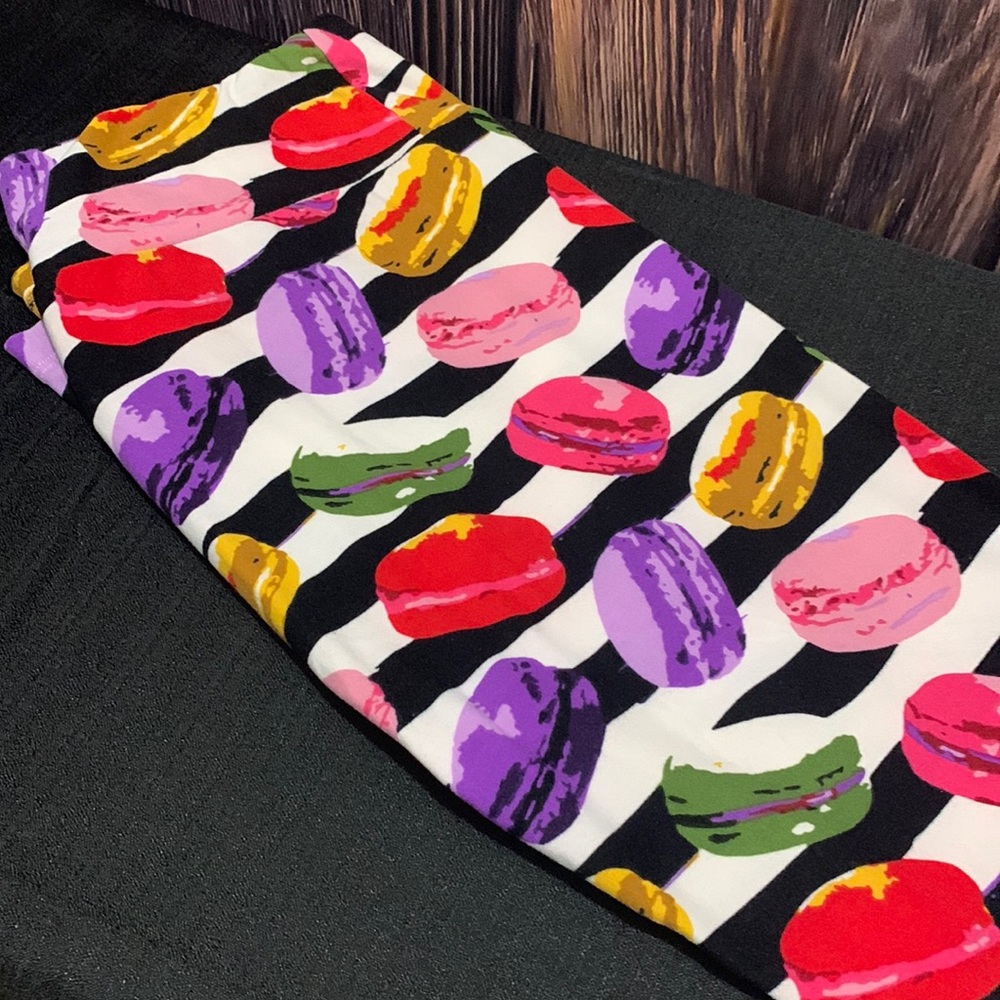 LuLaRoe Macaroon Leggings- GIFTABLE
